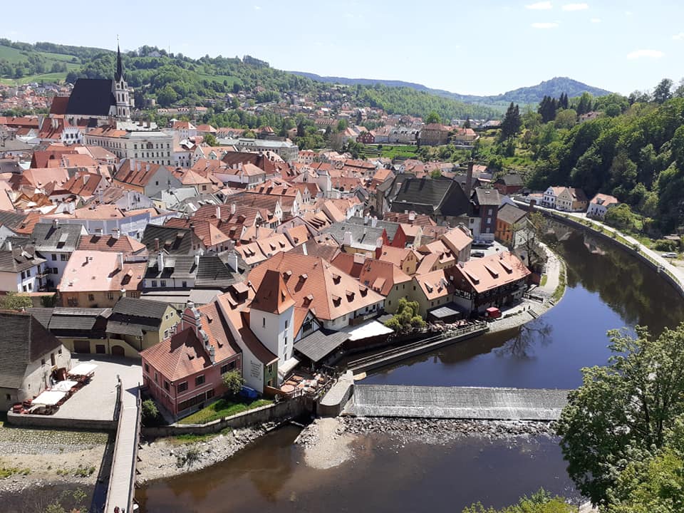 Výhled na Český Krumlov a řeku Vltavu z Plášťového mostu.