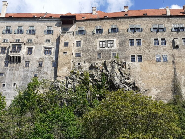 Pohled na Státní hrad a zámek Český Krumlov od Vltavy
