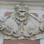 Detail fasády s rorovými znaky